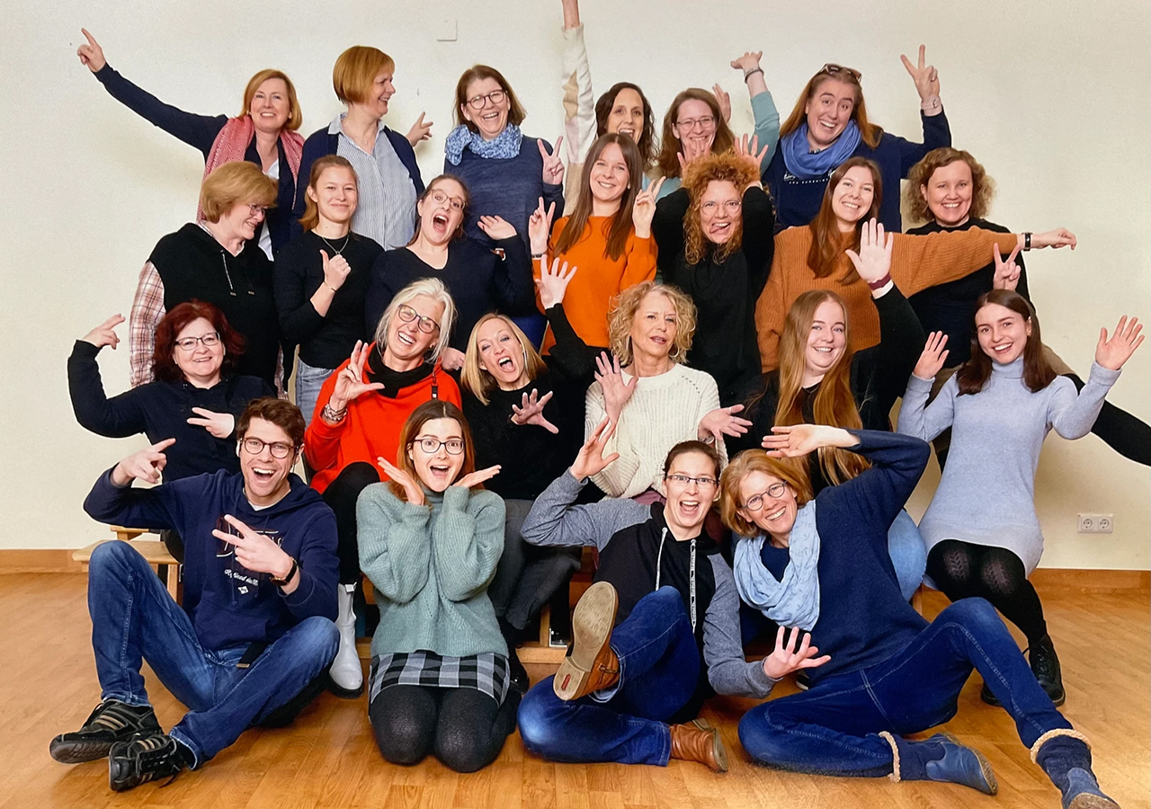 lustiges Gruppenfoto des Lehrerkollegiums