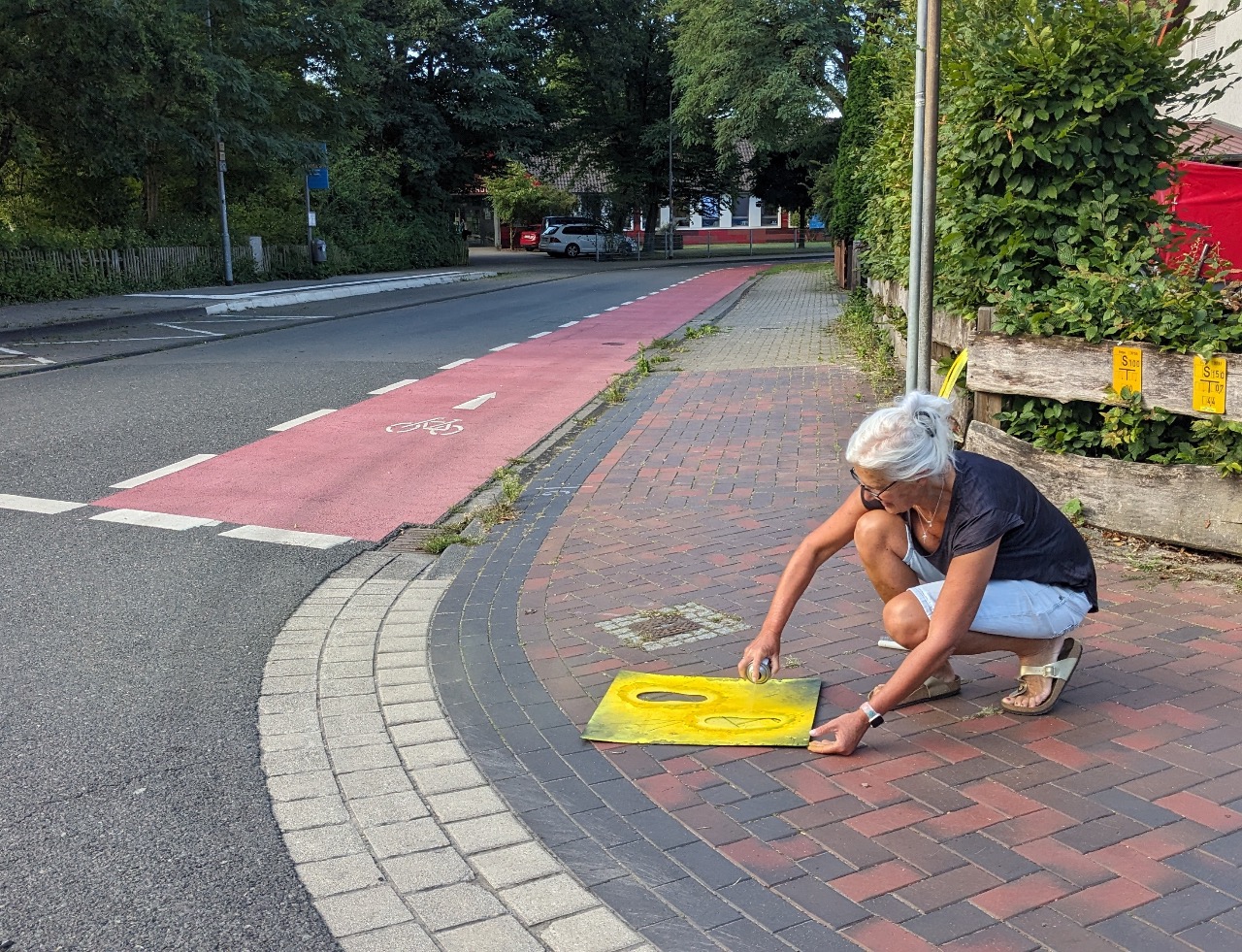 Lehrkraft sprüht die "gelben Füße" 