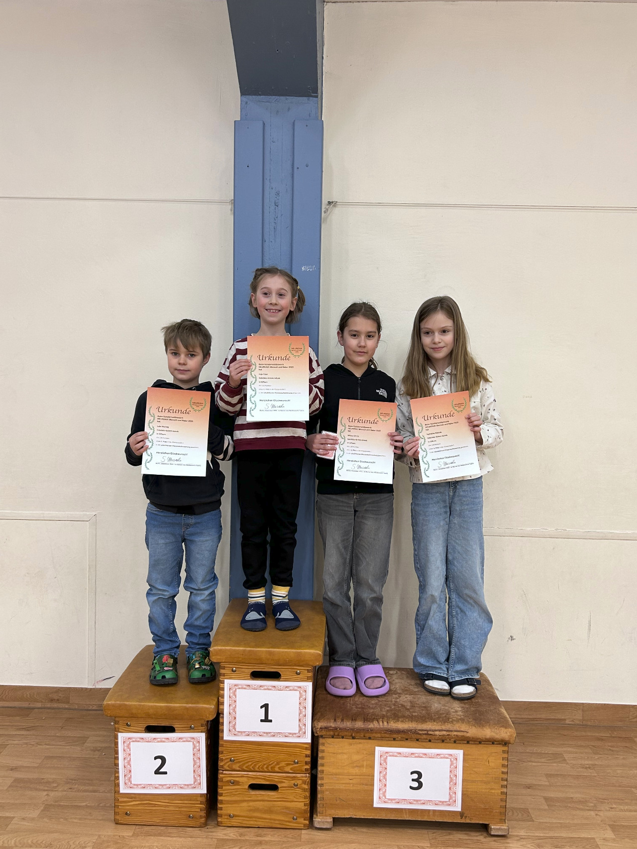 Kinder mit ihren Urkunden
