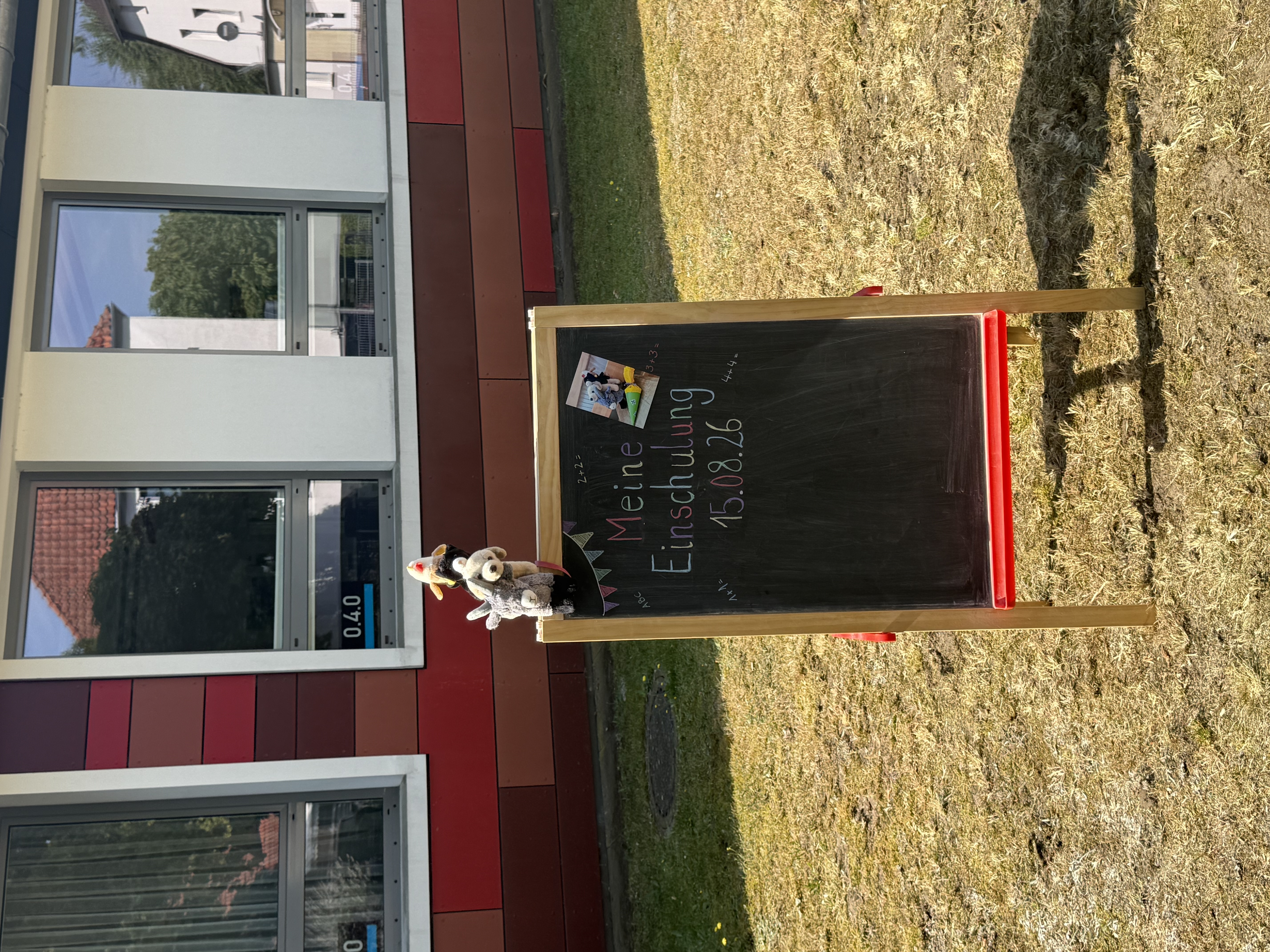 Auch unsere Schulmaskottchen begrüßen die neuen Erstklässler*innen.