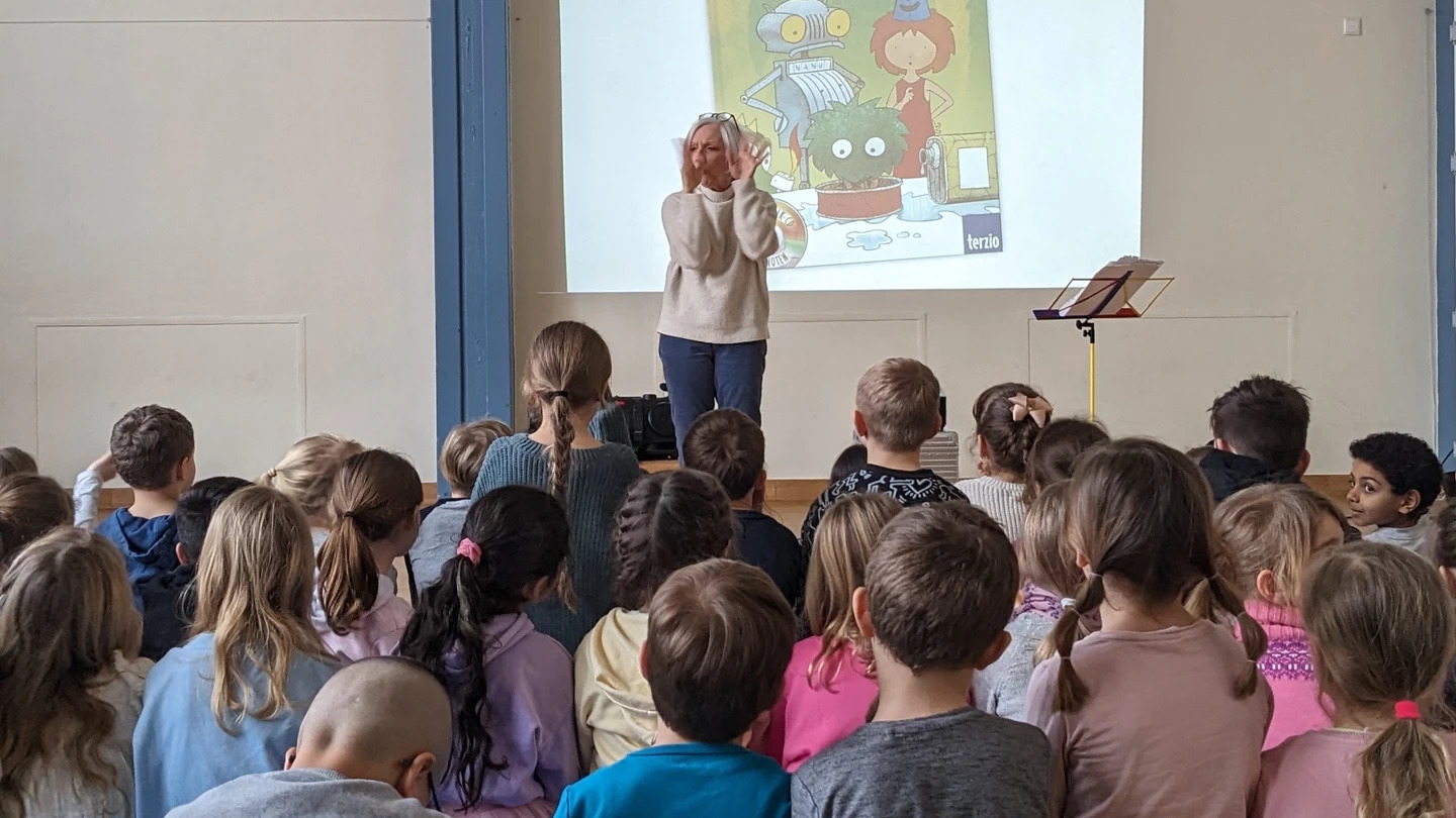 Schüler lauschen aufmerksam Frau Patricia Pravit